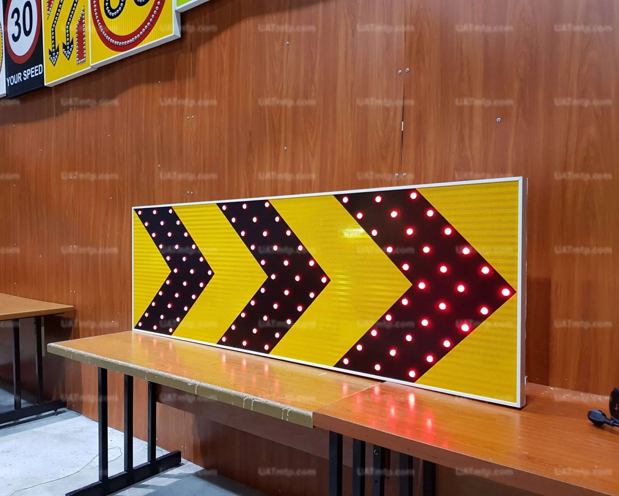 Digitial Chevron Sign Solar Traffic Serial Chevron Sign (40*120) | UAT MTP