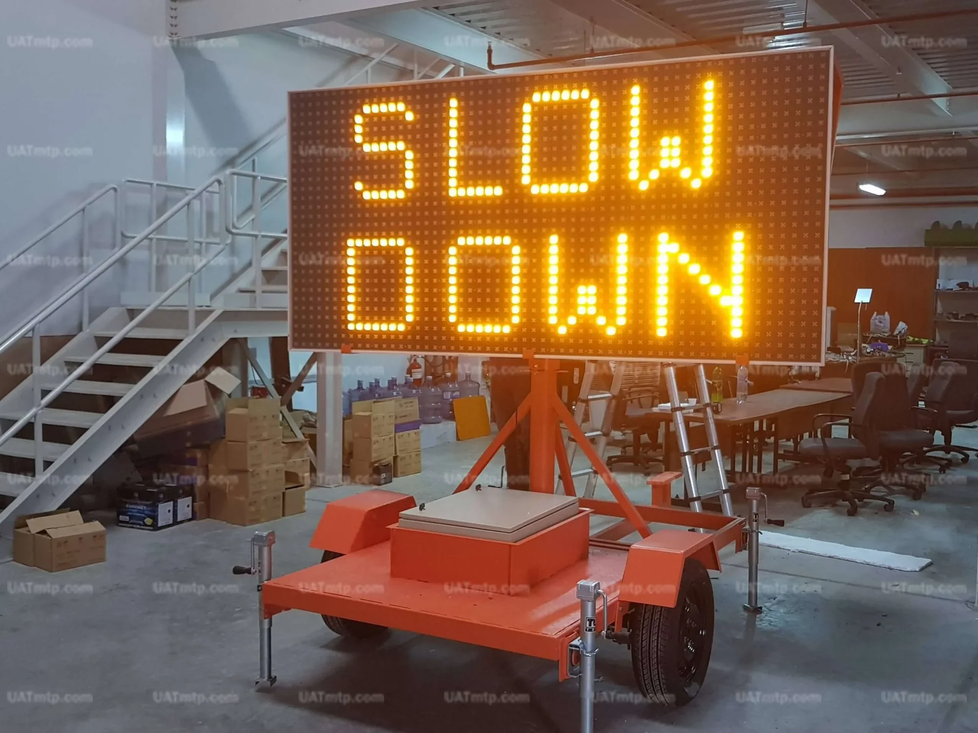 Dynamic Messaging Sign Solar Traffic LED Display with Trailer (95*140cm) | UAT MTP